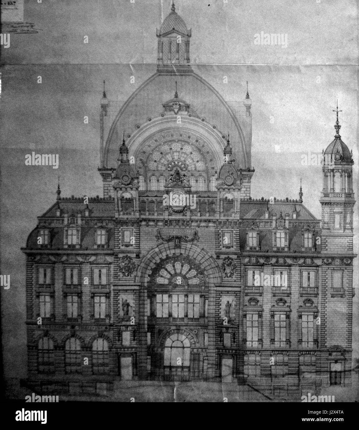 Antwerpen Centraal è la stazione ferroviaria principale di Anversa, in Belgio, nota per la sua bellezza architettonica e il suo significato storico. Il design della stazione combina elementi di stile classico e moderno, rendendola un punto di riferimento importante. Foto Stock