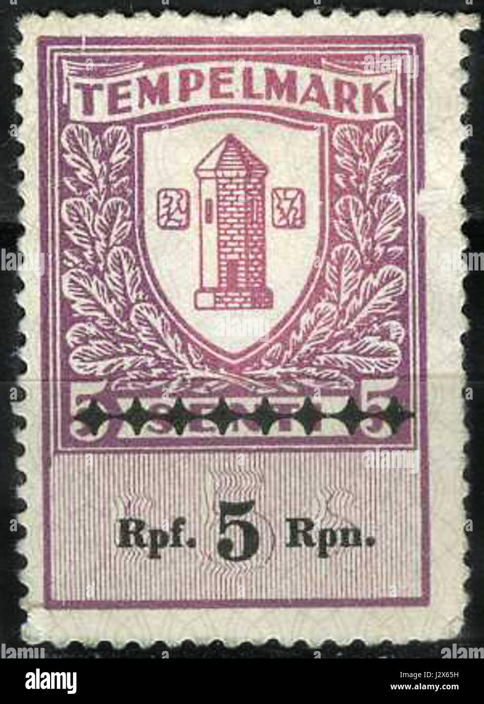 Questa etichetta adesiva dell'Estonia, datata 1941, rappresenta un timbro emesso durante un periodo turbolento della storia, dato che la regione era sotto occupazione. La denominazione da 5 pf riflette le condizioni economiche dell'epoca, simboleggiando il periodo della seconda guerra mondiale negli stati baltici. Foto Stock