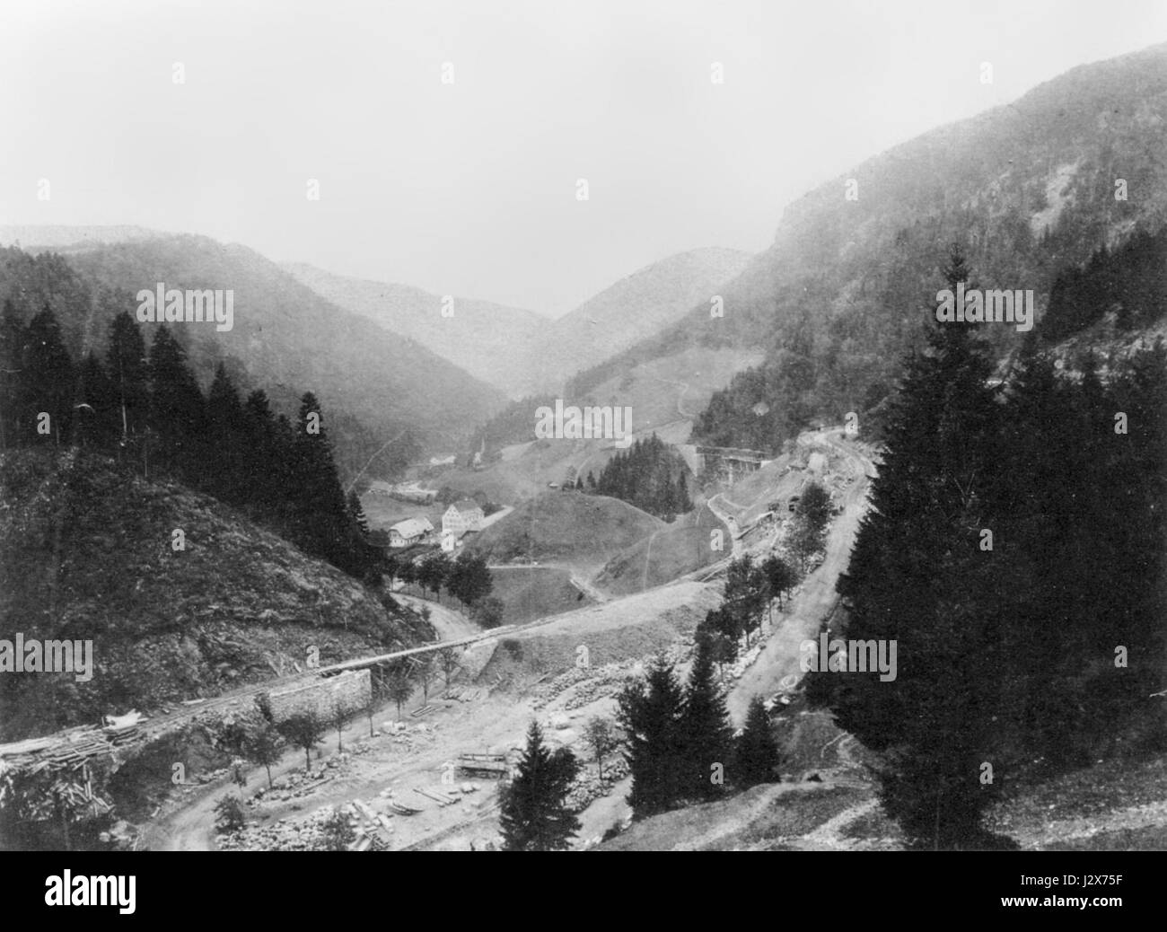 La costruzione della ferrovia di Höllentalbahn intorno al 1885 fu un evento chiave nello sviluppo del sistema di trasporto tedesco, in particolare nella regione del Höllental. Foto Stock