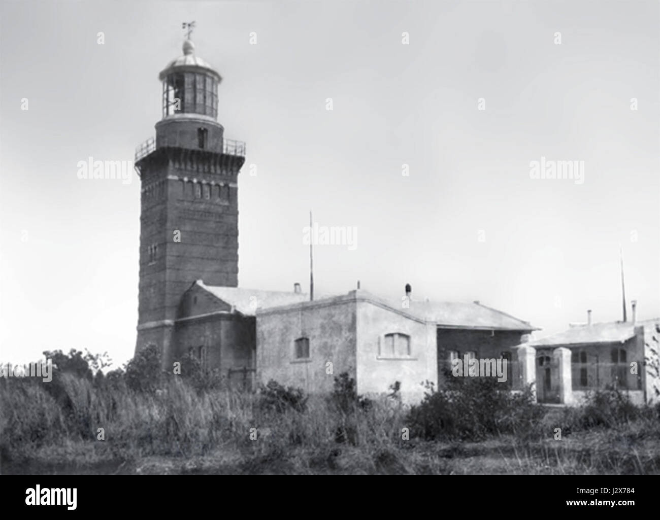 Il faro di primo ordine di Cabra Island, situato nelle Filippine, è un faro storico che guida le navi sin dalla sua costruzione. La sua classificazione di primo ordine denota la sua importanza come importante aiuto alla navigazione nella regione. Foto Stock