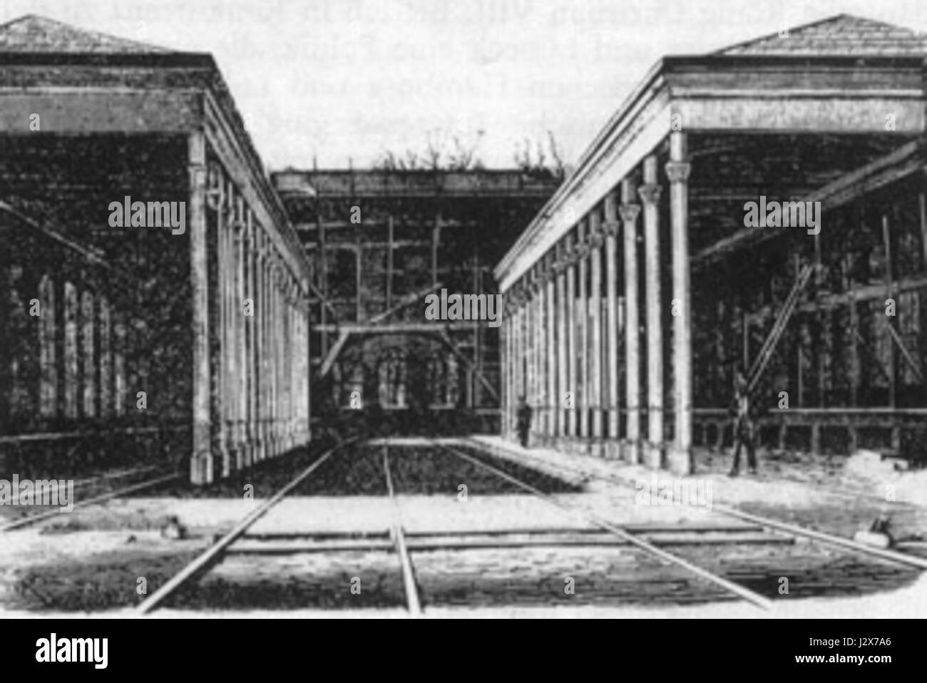 Altonabfhalle è un edificio della stazione di Altona, Amburgo, in Germania, storicamente noto per il suo ruolo nello sviluppo delle infrastrutture ferroviarie tedesche. L'edificio è significativo per il suo design architettonico e la storia dei trasporti. Foto Stock