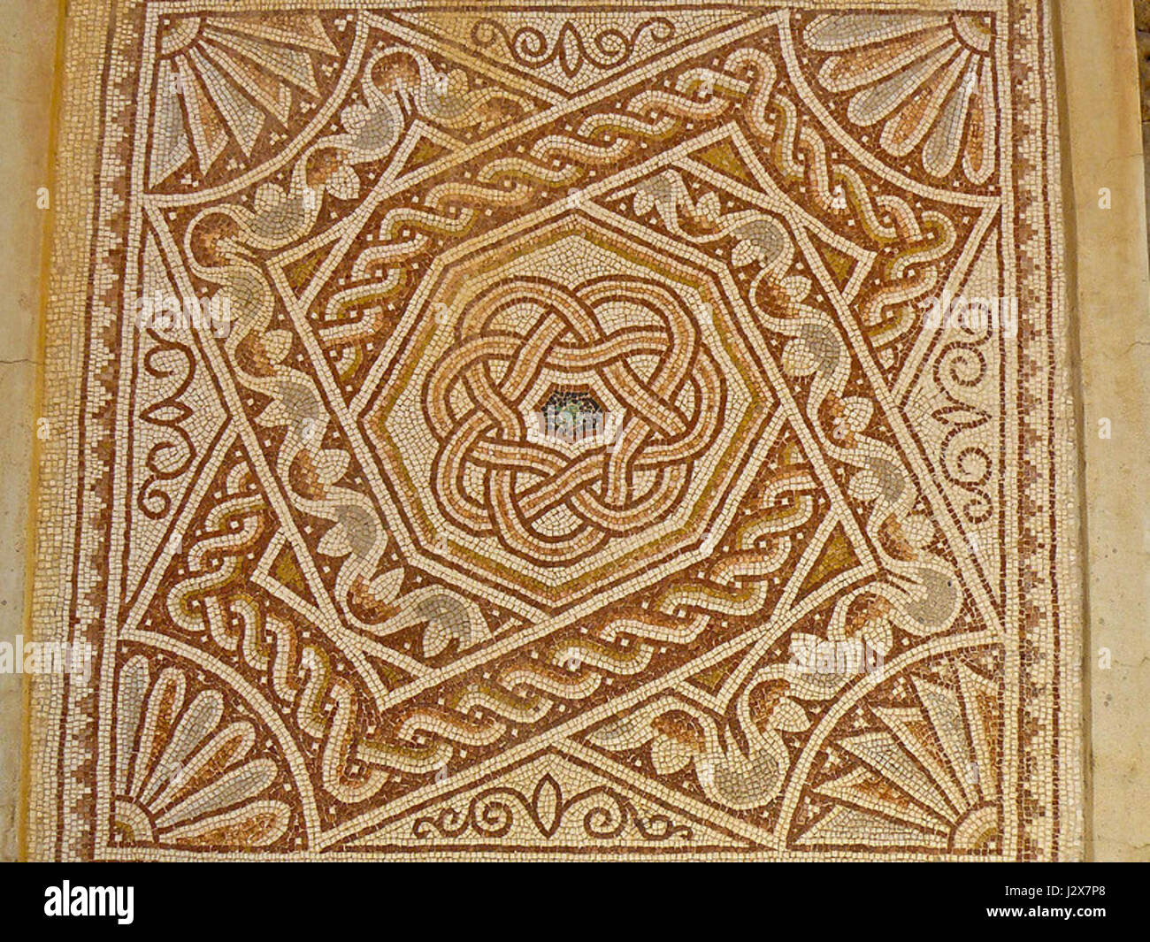 Il mosaico di Bosra è un famoso esempio di arte romana antica, rinvenuto nelle rovine di Bosra in Siria. Questo mosaico raffigura scene di vita quotidiana e temi mitologici. Foto Stock