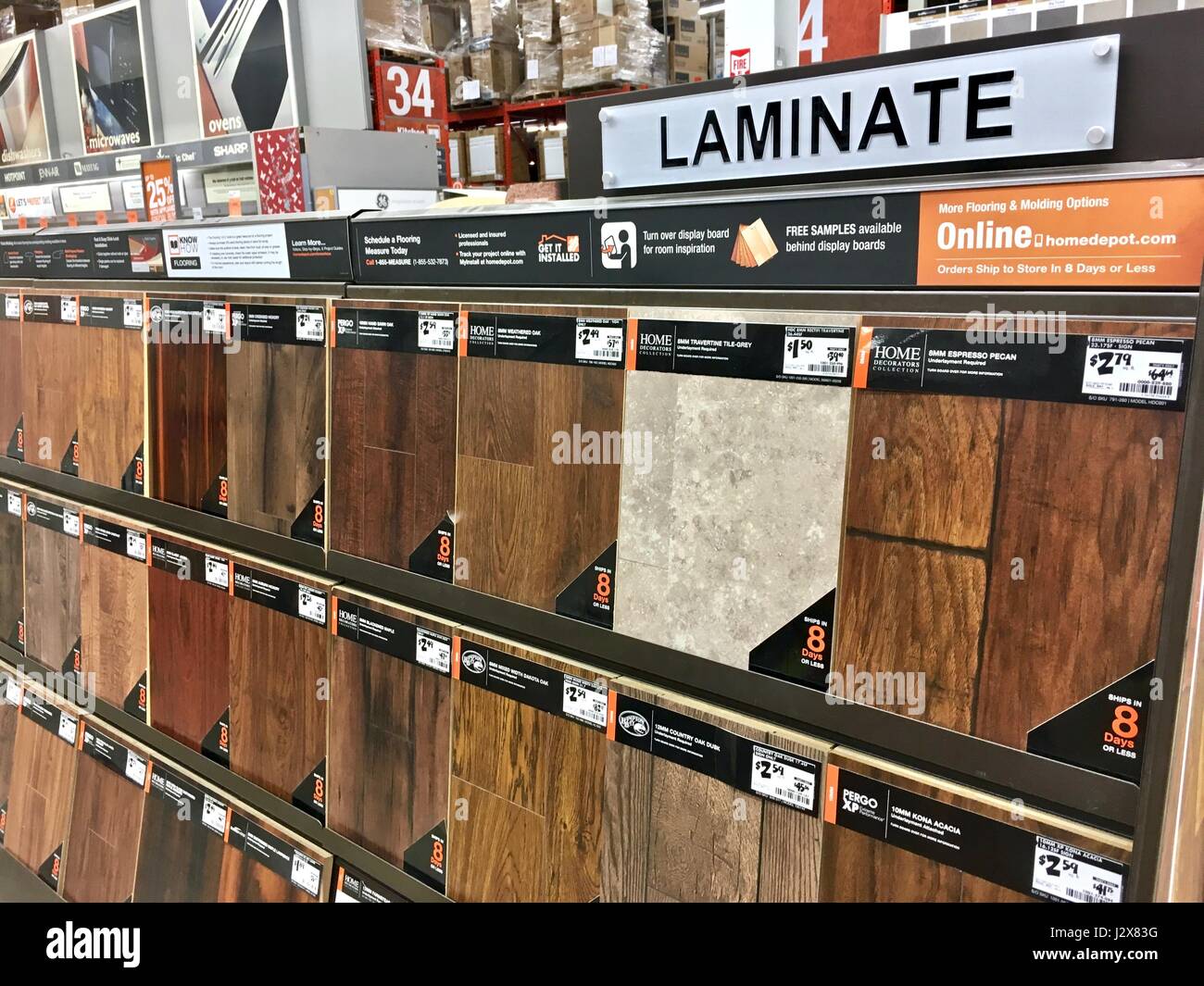 Pavimenti in laminato selezione all'Home Depot store Foto Stock