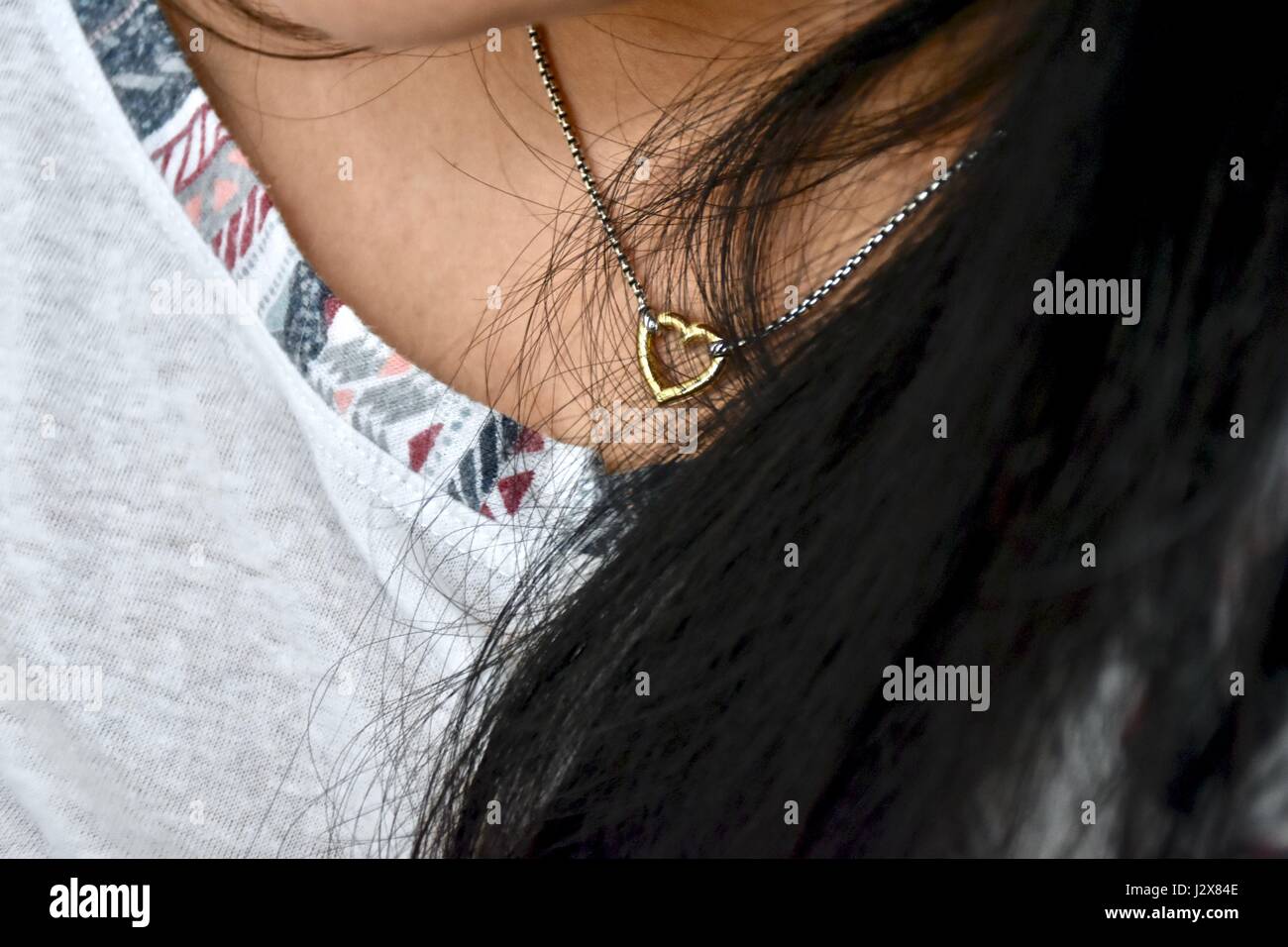 Donna che indossa David Yurman collezioni cavo 18K oro cuore collana Foto Stock