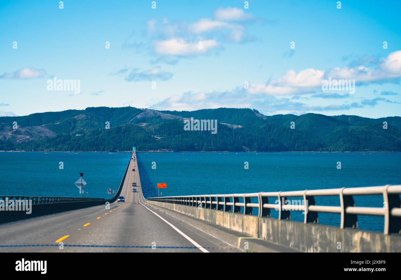 Spettacolari lungo il ponte della strada a più corsie con sezioni sollevate e recinzioni in bocca larga del fiume Columbia in Astoria, Oceano Pacifico Foto Stock