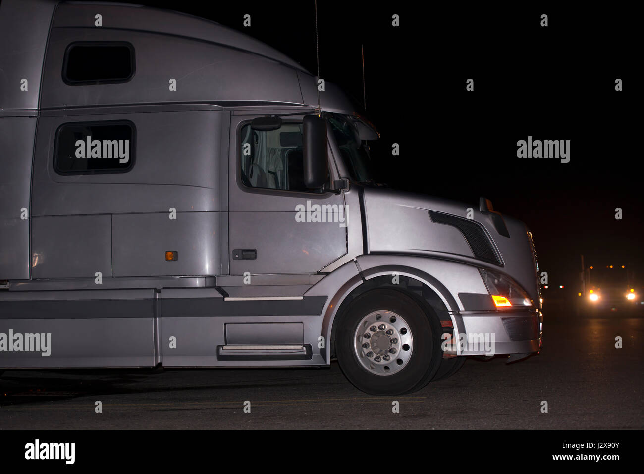 Argento Moderno big rig semi un carrello con cabina alta e uno spoiler per aerodinamica migliore per lavorare nel settore professionale di merci industriali su Foto Stock