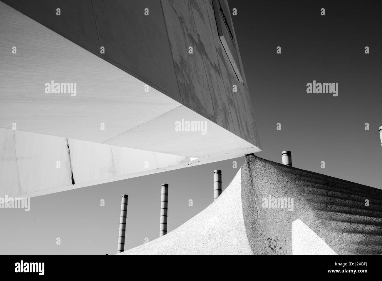 Un bianco e nero fino in prossimità della base della torre Calatrava a Montjuic, Barcellona. Foto Stock