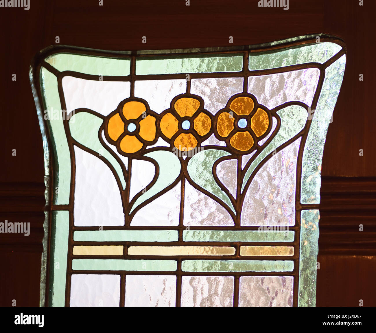 Art nouveau in dettaglio le finestre di vetro macchiate. Ålesund, Møre og Romsdal, Norvegia. Foto Stock