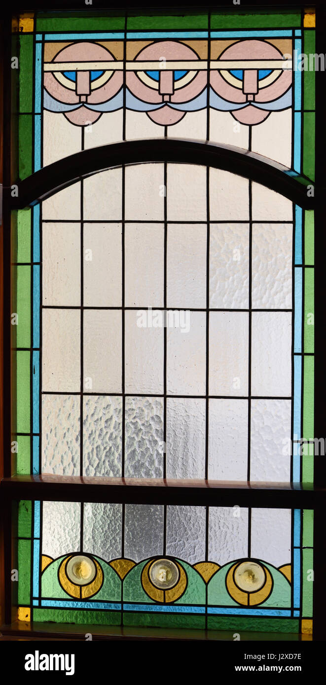 Art nouveau in dettaglio le finestre di vetro macchiate. Ålesund, Møre og Romsdal, Norvegia. Foto Stock