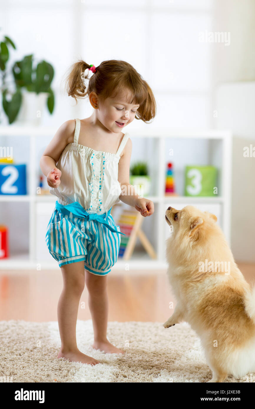 Ragazzo e ragazza cute cane a casa Foto Stock