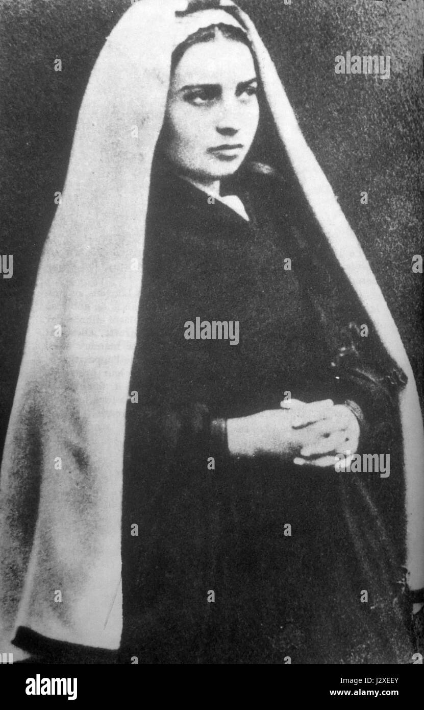 La foto mostra Bernadette Soubirous, la santa francese nota per le sue visioni della Vergine Maria a Lourdes nel 1858, catturata nel 1863. Soubirous divenne un simbolo di fede e devozione nel cattolicesimo. Foto Stock