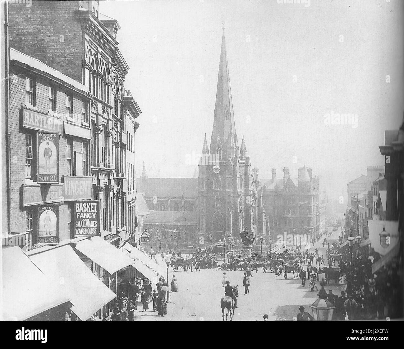 Il Bull Ring di Birmingham durante gli anni '1880 era un'area di mercato centrale, che rifletteva la crescita della città durante la rivoluzione industriale. Era noto per il suo vivace mercato e il suo significato commerciale nello sviluppo di Birmingham. Foto Stock