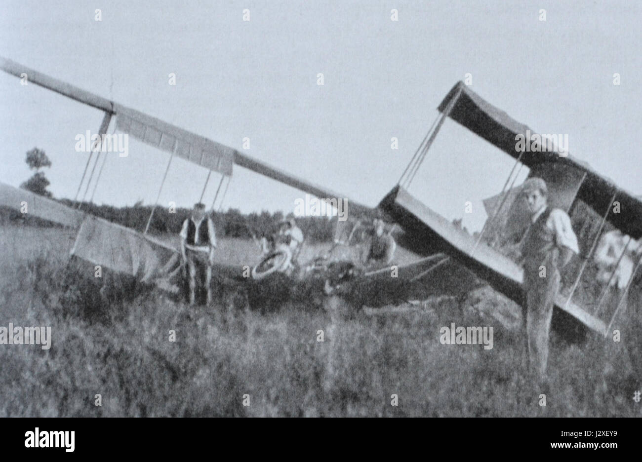 Il Caproni CA.2 era un aereo italiano coinvolto in un incidente nel 1910. Fu uno dei primi biplani sviluppati dalla Caproni per uso militare, segnando un importante traguardo nella storia dell'aviazione. Foto Stock