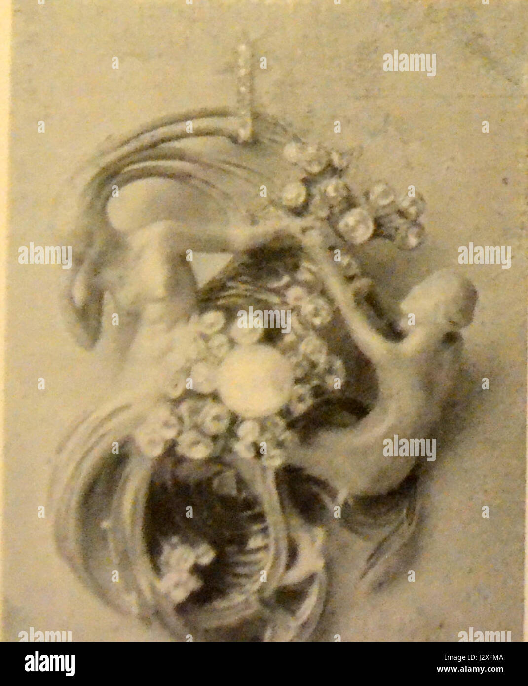 L'opera d'arte Art Nouveau del 1903 mette in mostra l'enfasi del movimento su linee fluide, forme organiche e dettagli intricati. L'Art Nouveau ha cercato di liberarsi dagli stili artistici tradizionali integrando elementi della natura e del design moderno, spesso visti nell'architettura, nelle arti decorative e nei gioielli. Foto Stock