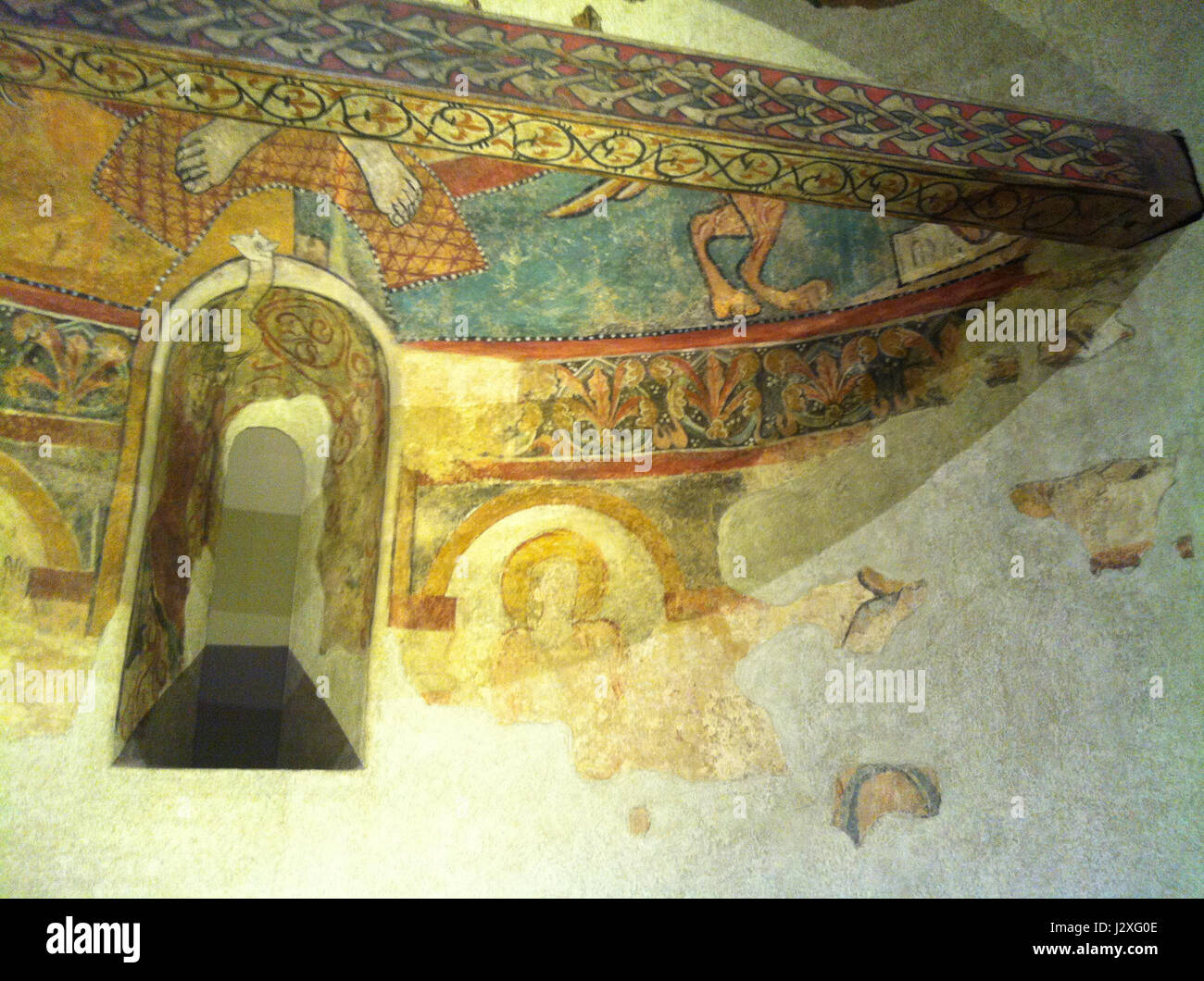 L'abside e la trave di Toses si riferiscono a caratteristiche architettoniche specifiche della chiesa di Toses. L'abside è la sezione semicircolare o poligonale all'estremità orientale della chiesa, e la trave rappresenta il supporto strutturale dell'edificio. Foto Stock