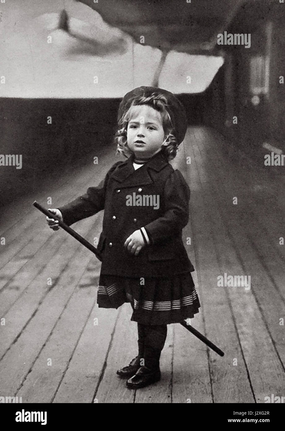 Alexei Nikolaievich, lo zarevic della Russia, è raffigurato a bordo dello yacht imperiale russo Standart. L'immagine riflette un momento della vita della famiglia reale russa, prima della rivoluzione russa. Foto Stock