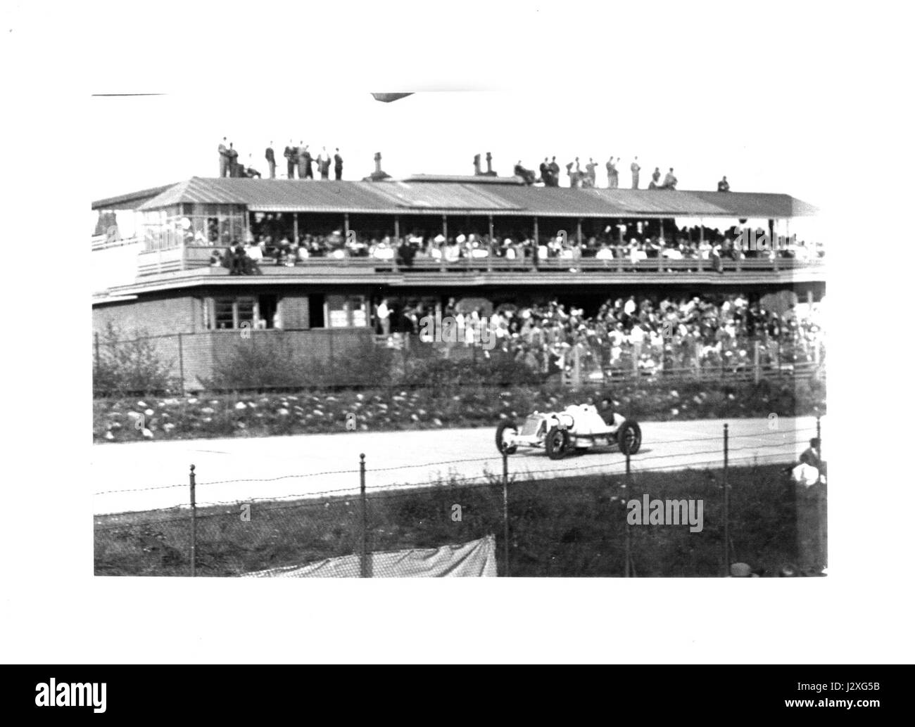 L'International Avusrennen di Berlino del 1931 fu un evento chiave per le corse automobilistiche. Disputata sul circuito AVUS, ha attirato i piloti più importanti e ha segnato un momento importante nella storia degli sport motoristici, mettendo in mostra la velocità e l'abilità delle corse all'inizio del XX secolo. Foto Stock