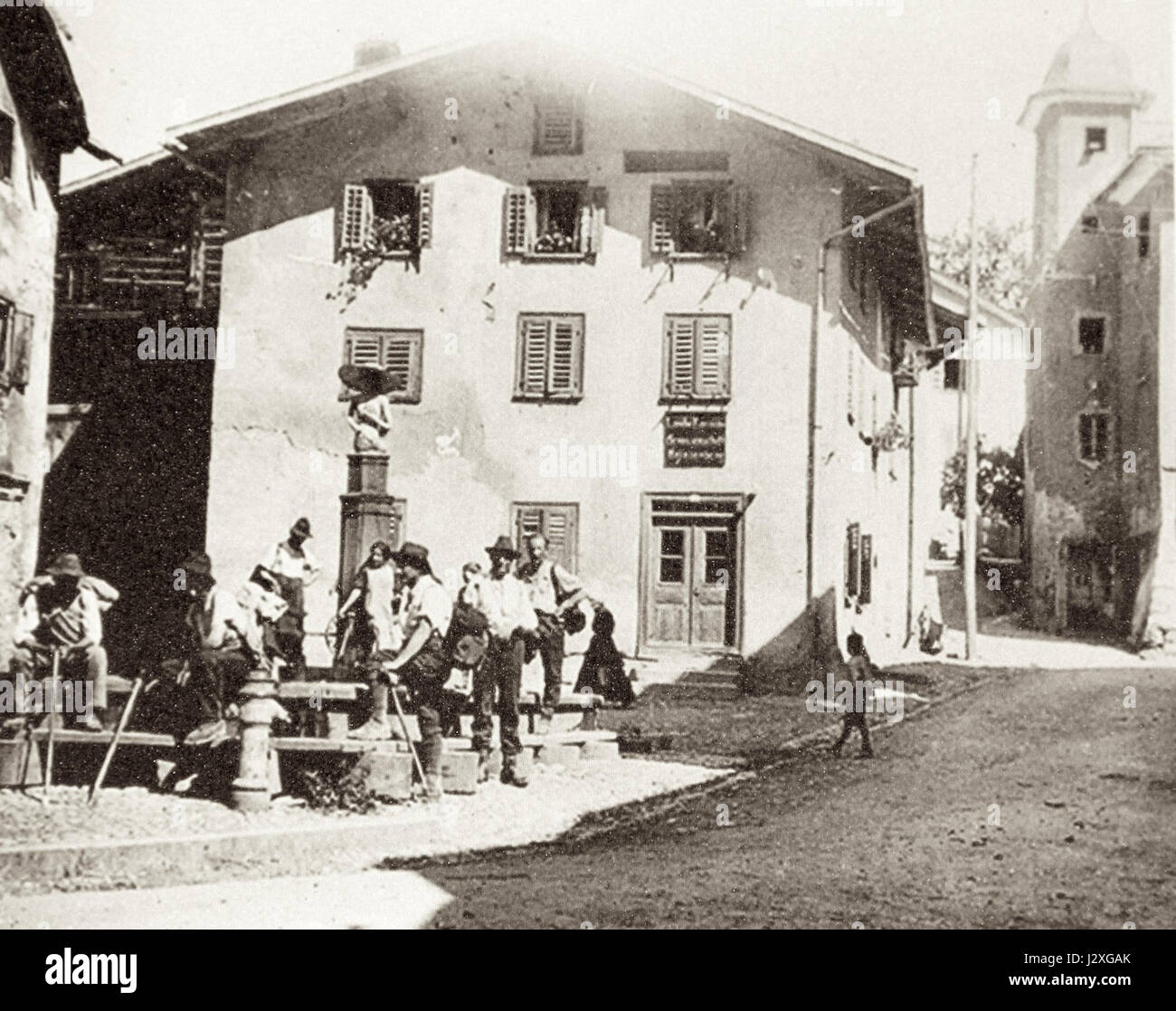 Brunnen Valendas, nel 1910, è stato un raduno o un evento comunitario nel villaggio svizzero di Valendas. L'anno segna probabilmente un importante evento locale o culturale che riflette la storia della zona. Foto Stock