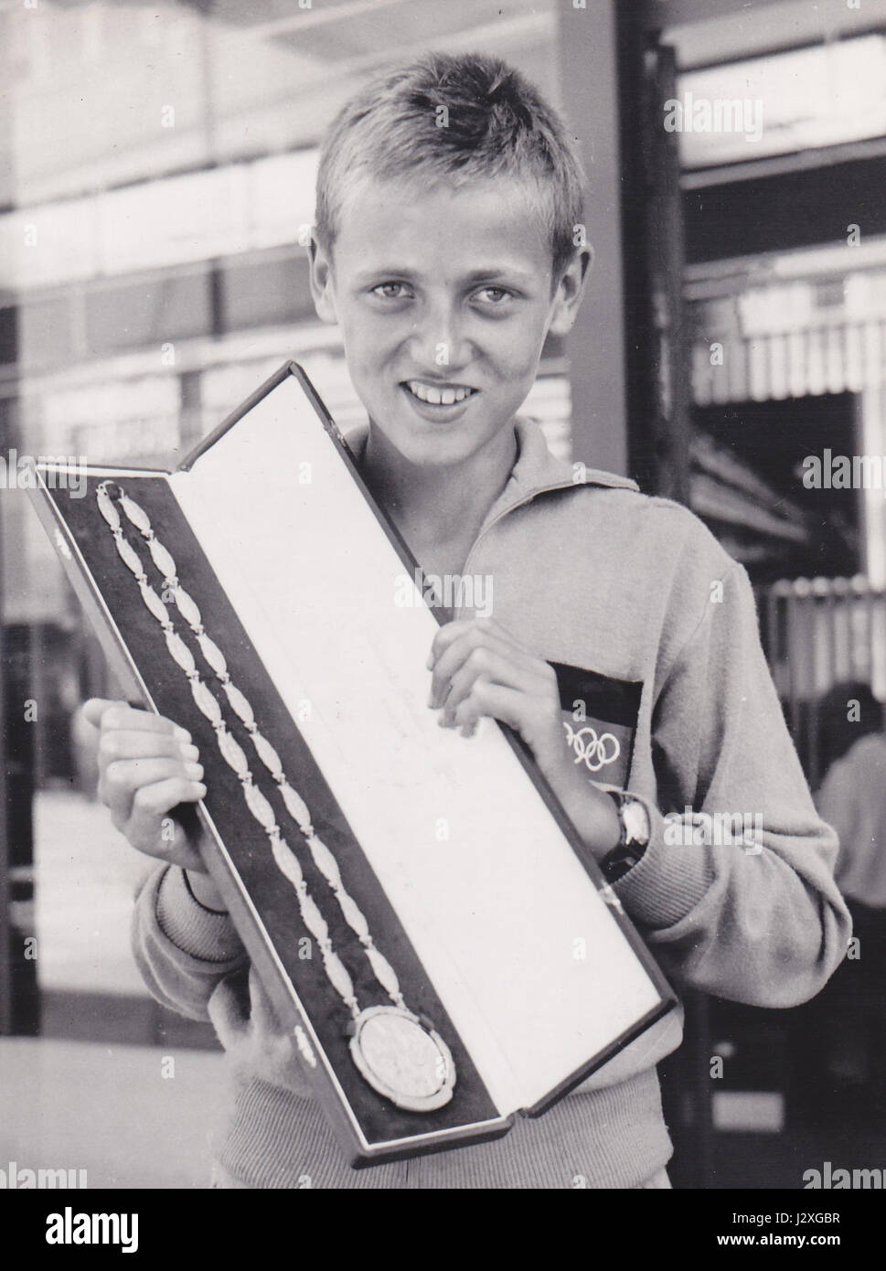 Un ritratto di Klaus Zerta del 1960, che cattura l'essenza della sua vita personale e professionale durante questo periodo. L'immagine riflette gli elementi stilistici della fotografia e della moda della metà del XX secolo. Foto Stock