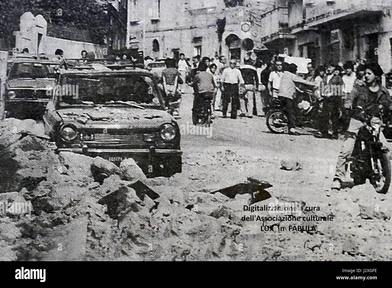 Sgombero è un termine italiano che si riferisce allo sfratto o alla rimozione, tipicamente legato alla bonifica delle proprietà o dei terreni occupati. Si tratta di un processo legale o amministrativo spesso utilizzato in contesti urbani. Foto Stock