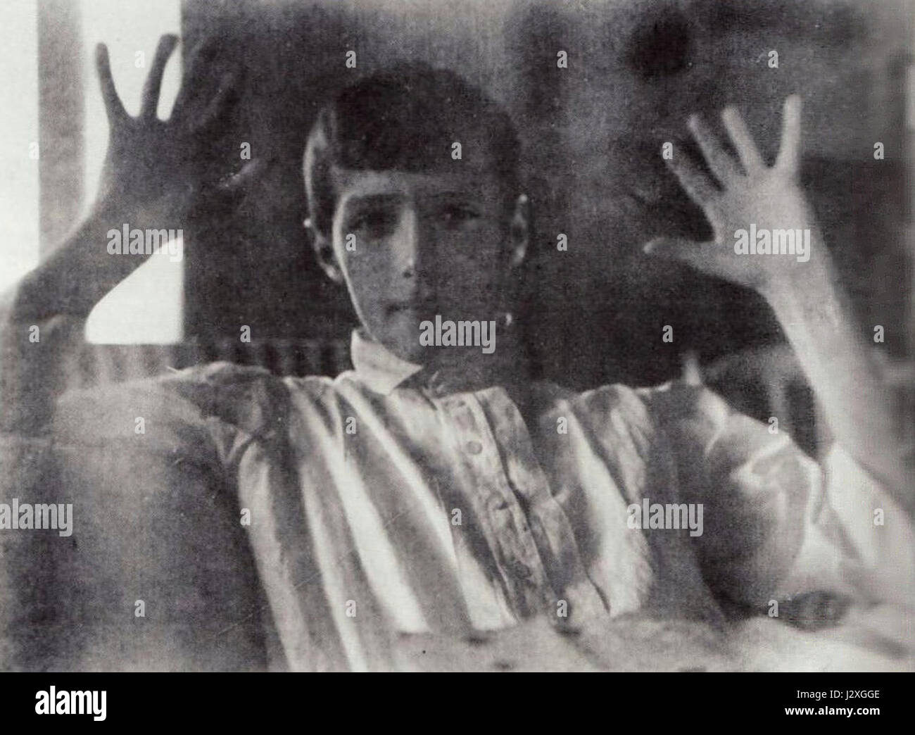 Questo titolo si riferisce a un'immagine storica di Alessio Romanov, figlio dello zar Nicola II di Russia, che fece facce in cattività mentre era tenuto a Tobolsk. Riflette un momento tragico ma umano durante gli ultimi anni della sua famiglia prima dell'esecuzione. Foto Stock