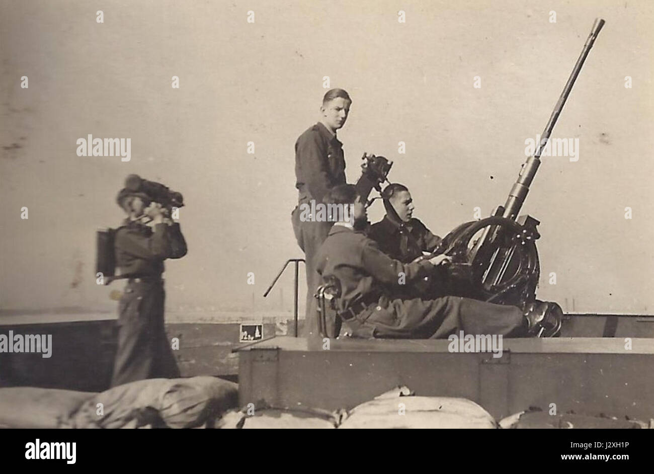 La torre della bandiera di Berlino a Humboldthain, costruita durante la seconda guerra mondiale, servì come struttura di difesa contro le incursioni aeree. È una delle rimanenti torri a fiocco di Berlino, che riflette le strategie di difesa in tempo di guerra. Foto Stock