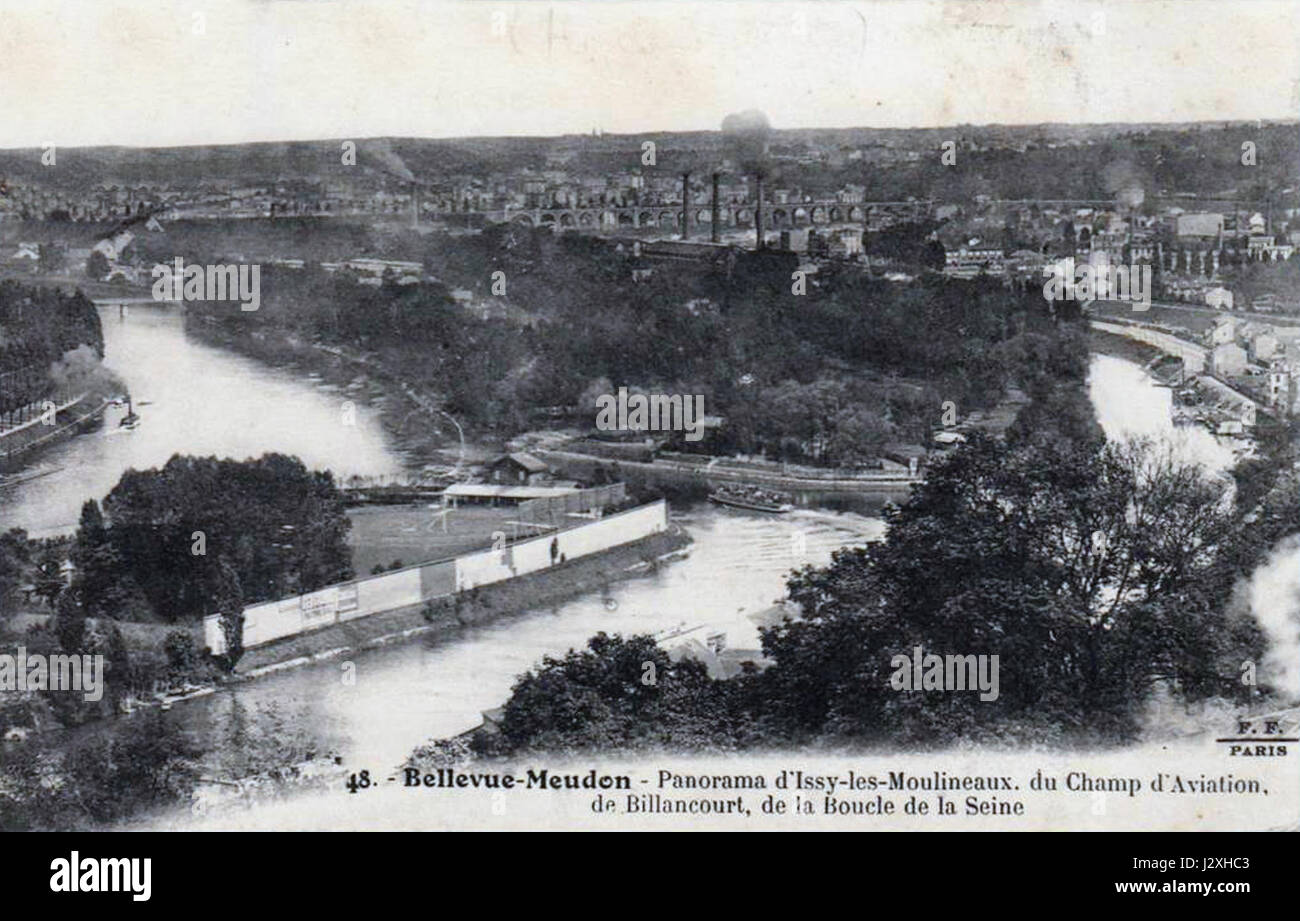 Questa immagine panoramica di Bellevue-Meudon offre una vista dettagliata di Issy-les-Moulineaux, il Billancourt Aviation Field e il Boucle de la Seine in Francia. La scena evidenzia i paesaggi naturali e industriali che circondano la Senna. Foto Stock