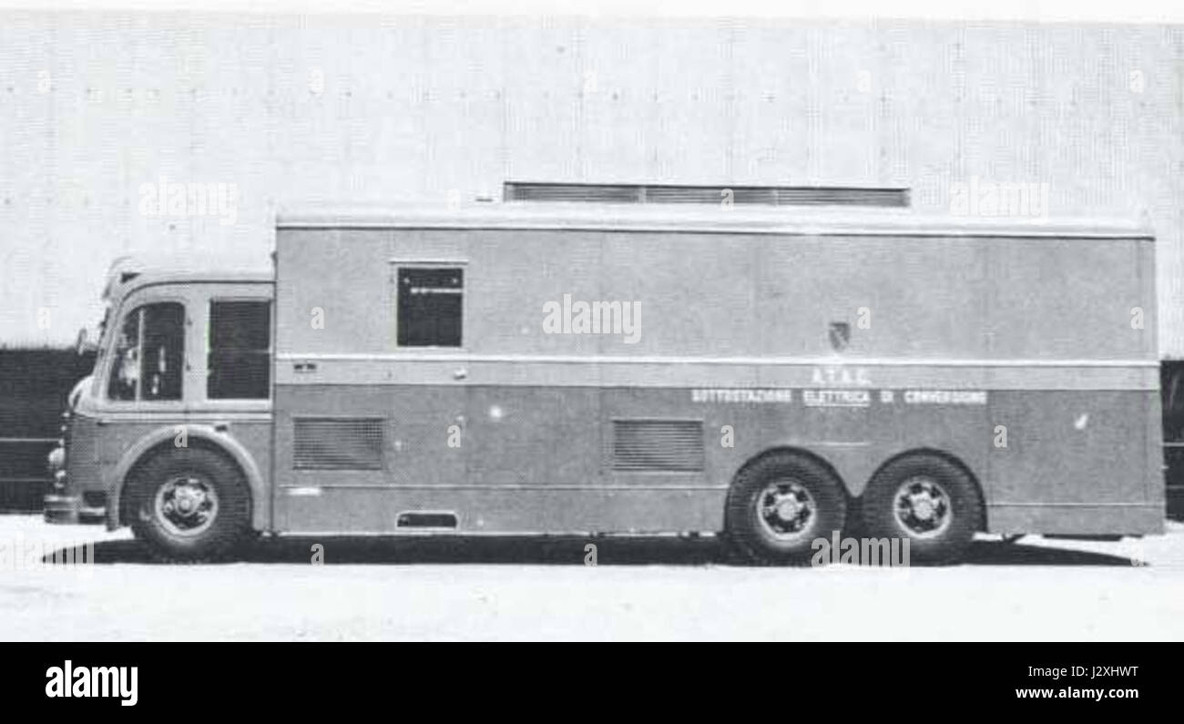 La sottostazione Fiat 672 è una sottostazione elettrica utilizzata per la distribuzione dell'energia elettrica, comunemente presente nelle infrastrutture urbane. Questo modello è noto per la sua durata ed efficienza nella fornitura di energia elettrica. Foto Stock