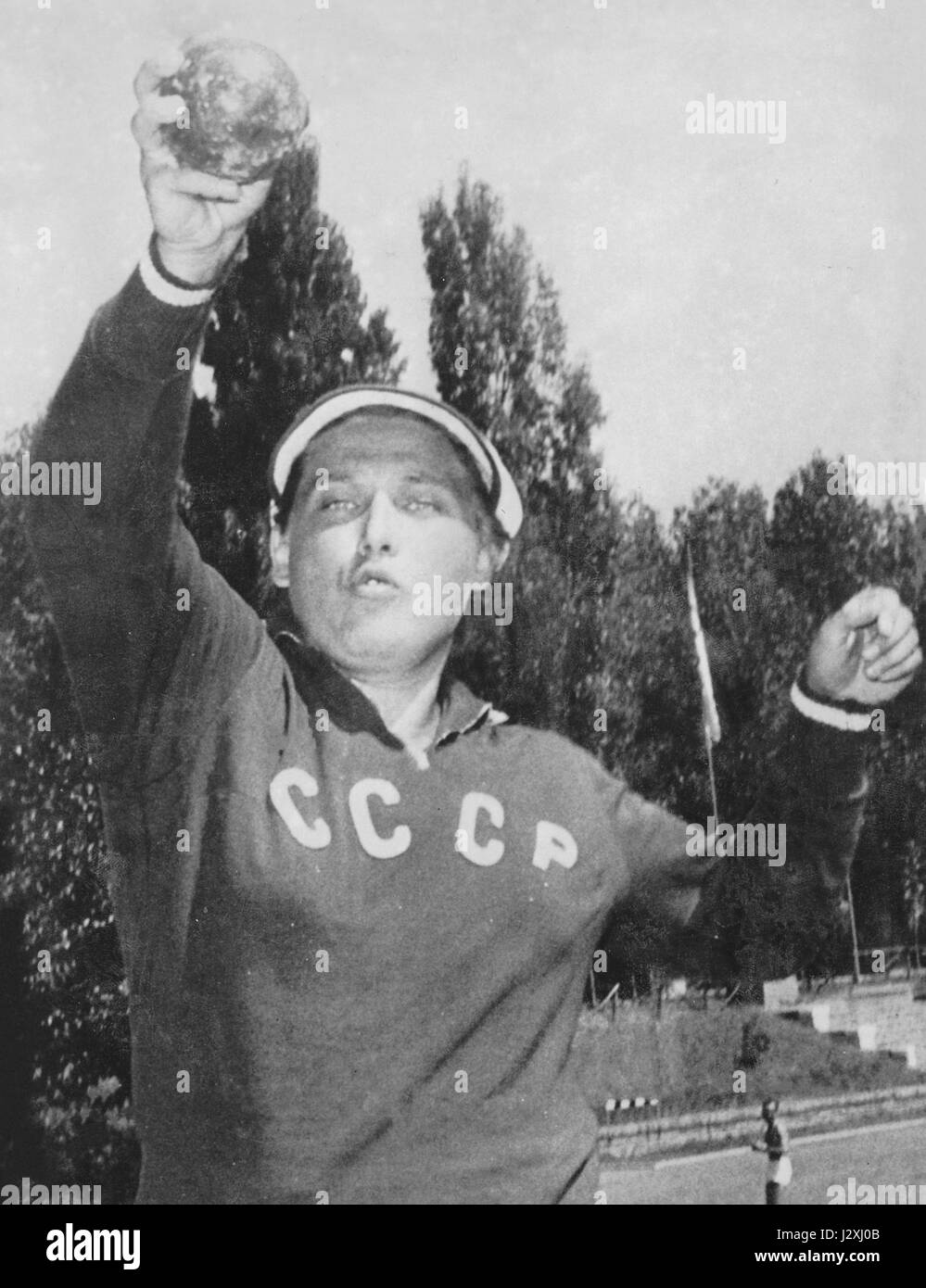 Tamara Press, una rinomata atleta sovietica, ha vinto diverse medaglie d'oro olimpiche nel tiro e nel lancio del disco. Questa immagine del 1960 mette in risalto i suoi risultati atletici e la sua forza, mostrandola come una delle migliori nel suo campo durante l'epoca. Foto Stock