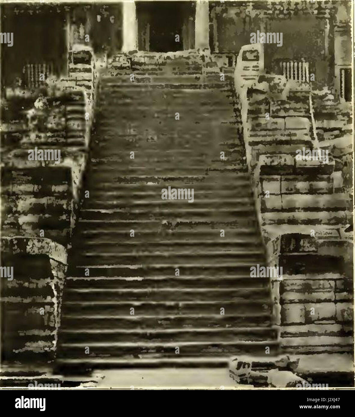 L'immagine mostra la scala superiore di Angkor Wat, il complesso di templi di fama mondiale in Cambogia. Angkor Wat, un sito patrimonio dell'umanità dell'UNESCO, è uno dei più grandi monumenti religiosi a livello mondiale, costruito all'inizio del XII secolo. Foto Stock