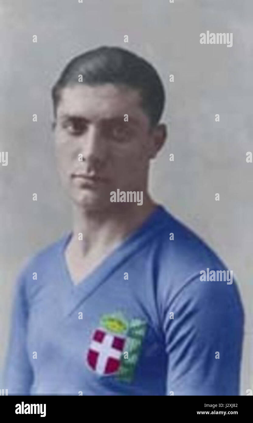 Giuseppe Meazza è stato un calciatore italiano ampiamente considerato come uno dei più grandi giocatori degli anni '1930 Questo titolo si riferisce alla sua carriera nel 1930-1933, quando giocò per la nazionale italiana e l'Inter Milan, dando un contributo significativo a entrambe le squadre. Foto Stock