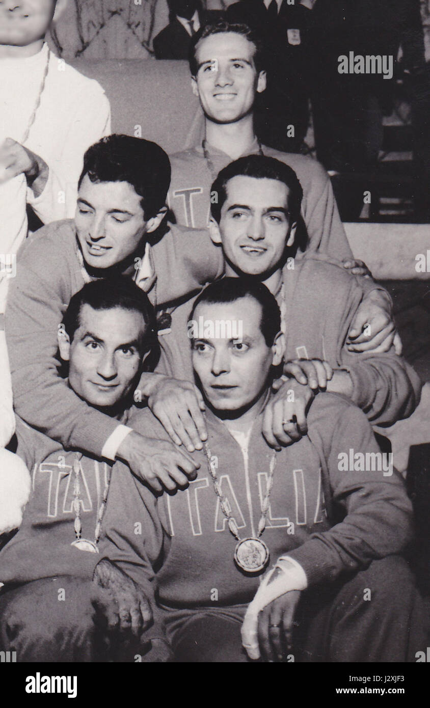 La squadra italiana di sciabole maschile ha partecipato alle Olimpiadi estive del 1960, gareggiando in eventi di scherma, mostrando abilità e sportività in questa disciplina olimpica. Foto Stock