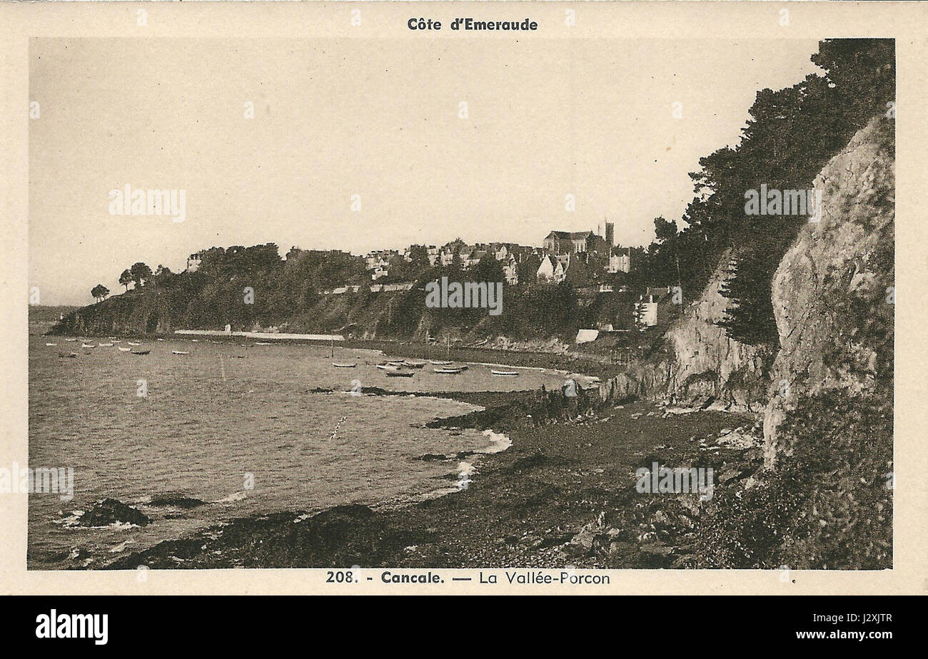 Questa immagine è una cartolina d'epoca di Cancale, una città costiera della Bretagna, in Francia. Cattura il pittoresco paesaggio costiero e la sua famosa industria agricola delle ostriche. Foto Stock