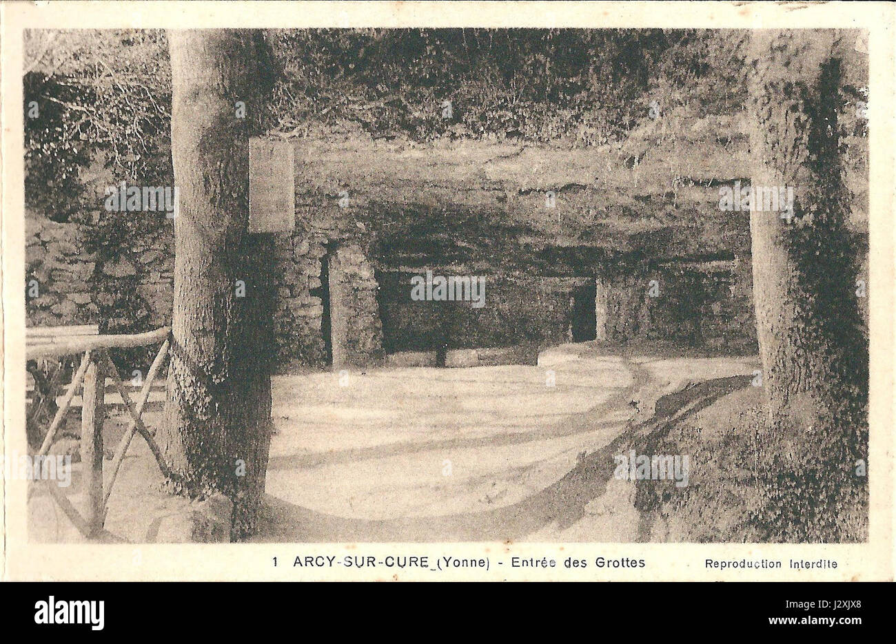 Arcy-sur-cure, situata nel dipartimento di Yonne in Francia, è nota per le sue grotte preistoriche. Le grotte contengono alcuni dei primi esempi noti di arte rupestre, risalenti al Paleolitico superiore, che la rende un sito di notevole importanza archeologica. Foto Stock