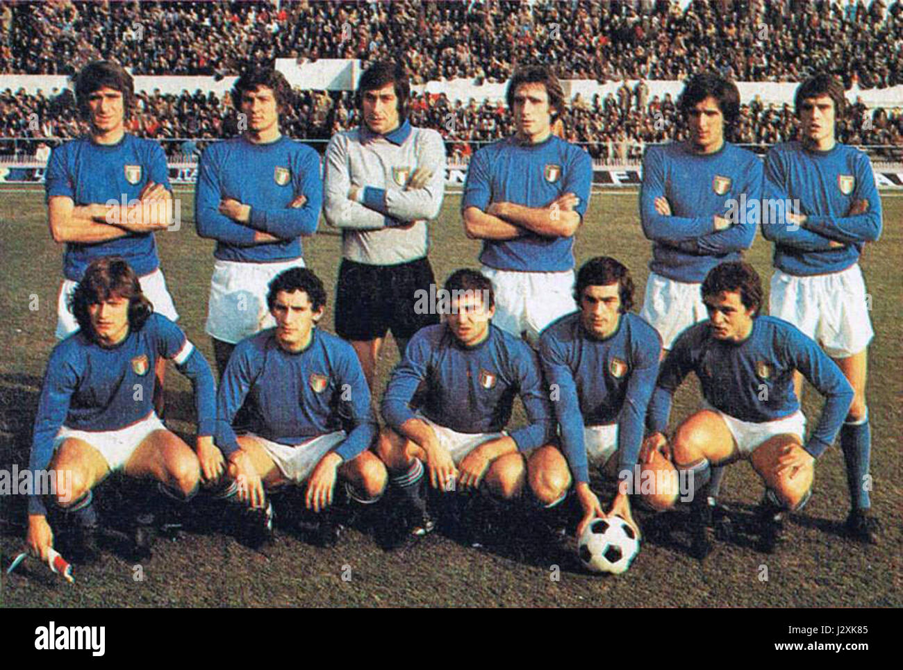 Questo si riferisce a una partita di calcio tra Italia e Paesi Bassi del 14 gennaio 1976, conclusa con un pareggio del 1-1. Il match faceva parte della categoria Under-23, mostrando giovani talenti di entrambe le squadre. Foto Stock