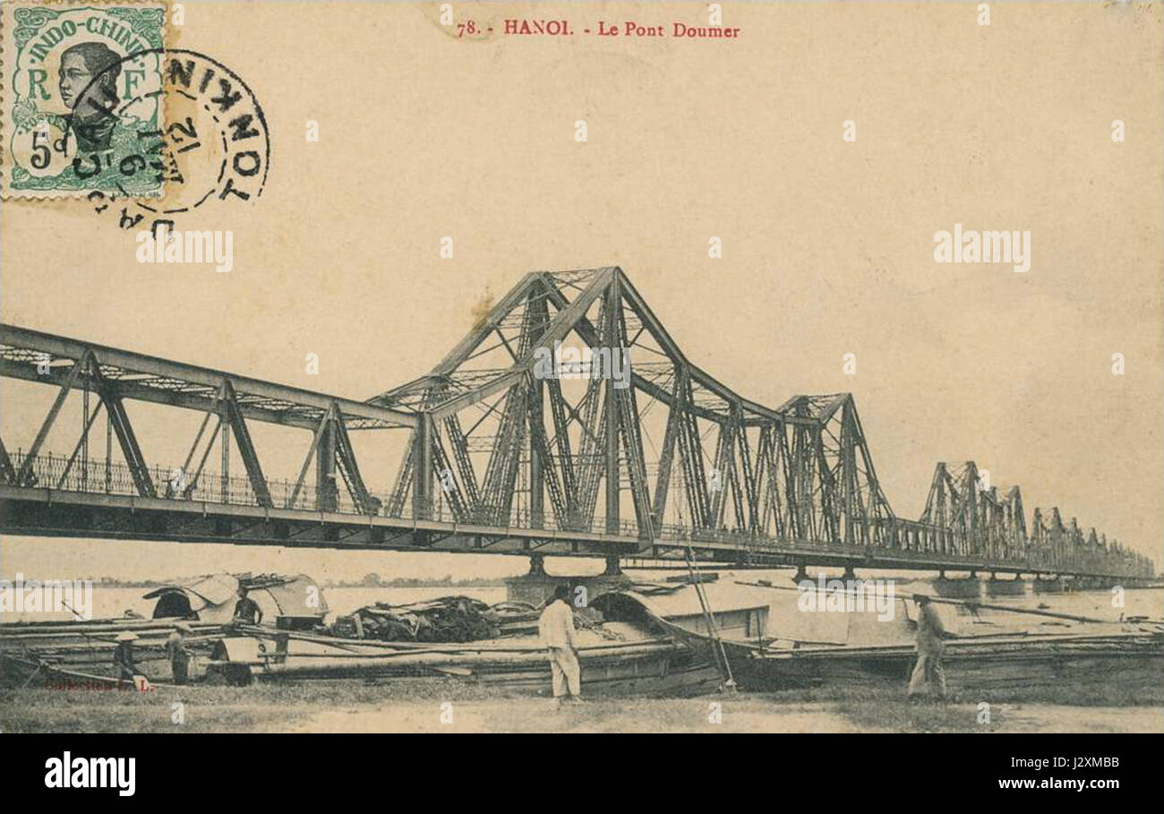 Questo si riferisce ad una vista storica del ponte Doumer ad Hanoi, in Vietnam. Il ponte, che prende il nome dall'amministratore coloniale francese Paul Doumer, è un importante punto di riferimento storico e architettonico della regione. Foto Stock