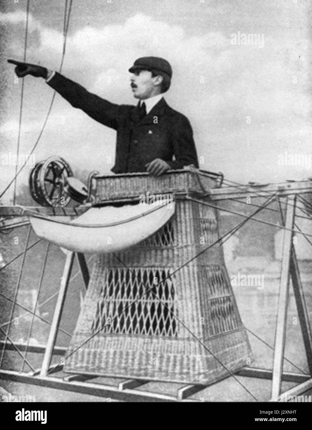Alberto Santos-Dumont, un pioniere dell'aviazione, è mostrato qui nel suo dirigibile. Santos-Dumont è famoso per i suoi contributi all'aviazione precoce, in particolare in Europa e in Brasile. Il suo lavoro nei dirigibili contribuì a far progredire lo sviluppo del volo. Foto Stock