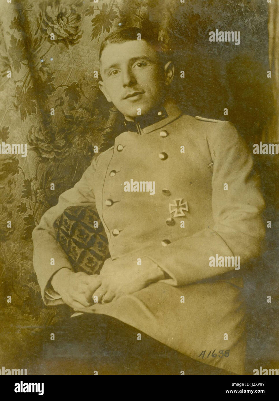Max Immelmann era un asso dell'aviazione tedesco della prima guerra mondiale noto per le sue abilità di combattimento aereo. Questo titolo si riferisce probabilmente al suo ruolo nella guerra aerea e ai suoi contributi alla storia dell'aviazione. Foto Stock