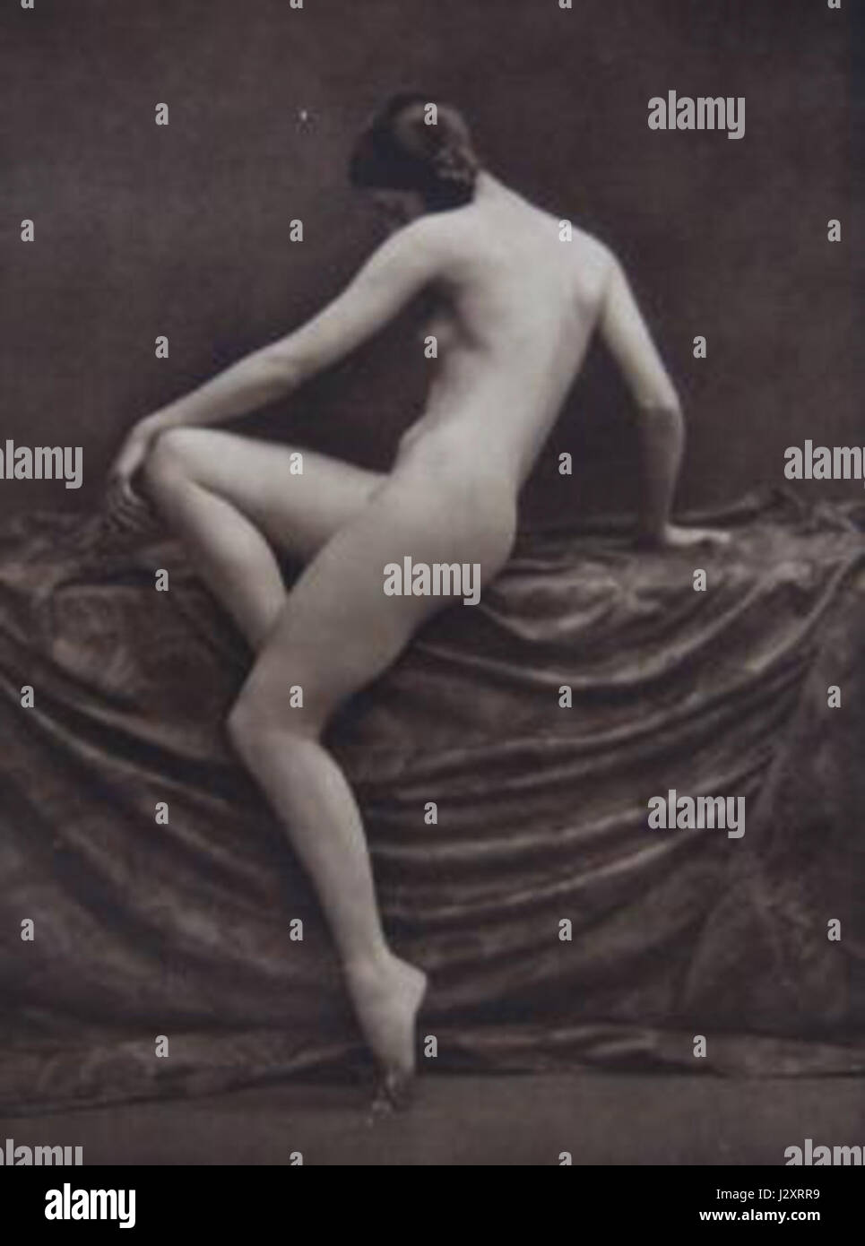 Questo portafoglio presenta varie opere in stile Art Deco, tra cui progetti di architettura, moda e arti decorative, evidenziando l'estetica geometrica e snella del periodo. Foto Stock