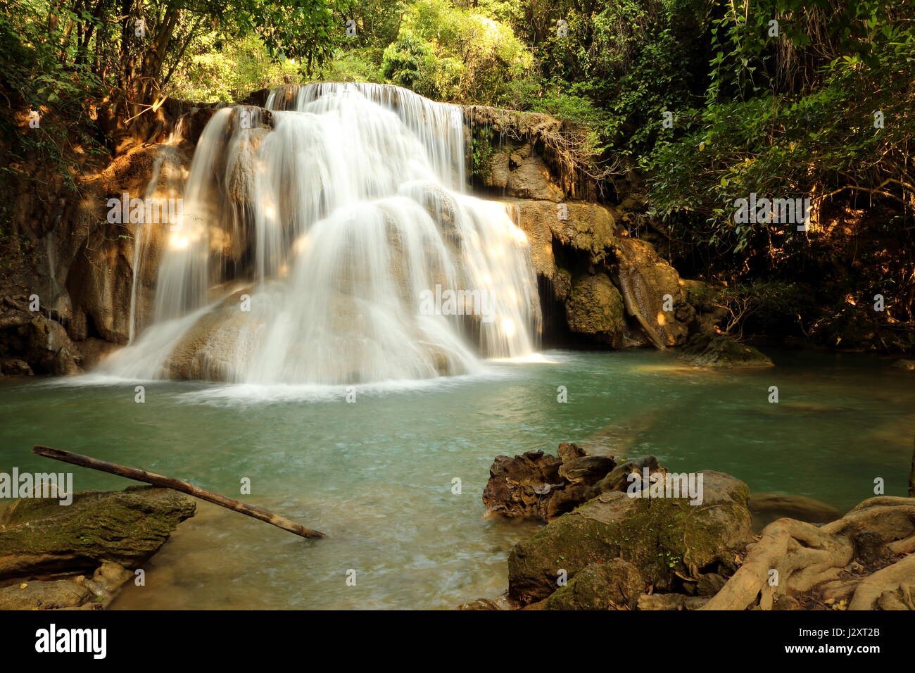 L'acqua cadono nella foresta a Kanjanaburi Thailandia Foto Stock