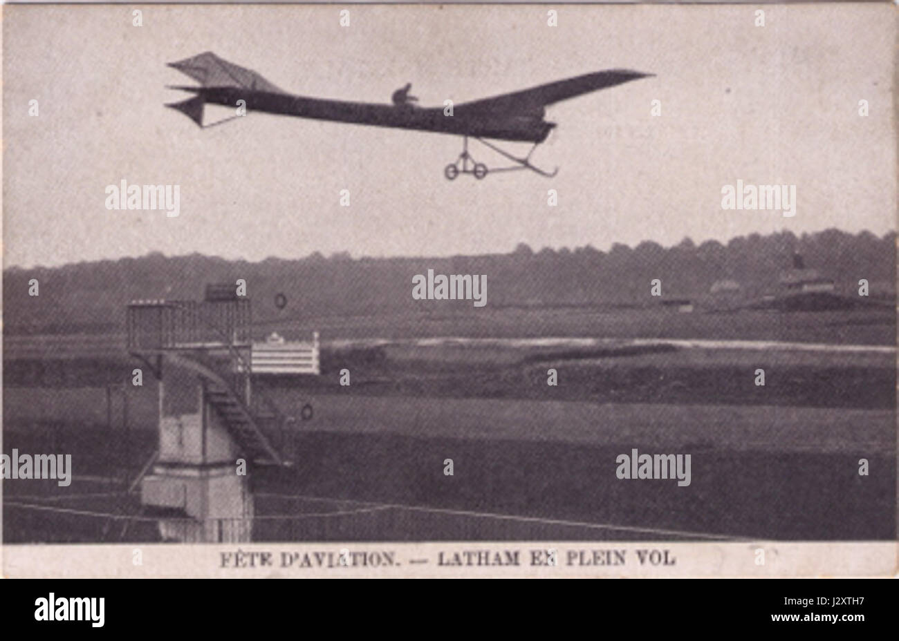 Questa fotografia raffigura l'attività aeronautica a Stokkel, in Belgio, intorno al 1910. L'aviazione dei primi anni del XX secolo fu segnata da innovazione e sperimentazione, con pionieri come i fratelli Wright che influenzarono lo sviluppo dell'aviazione. Foto Stock