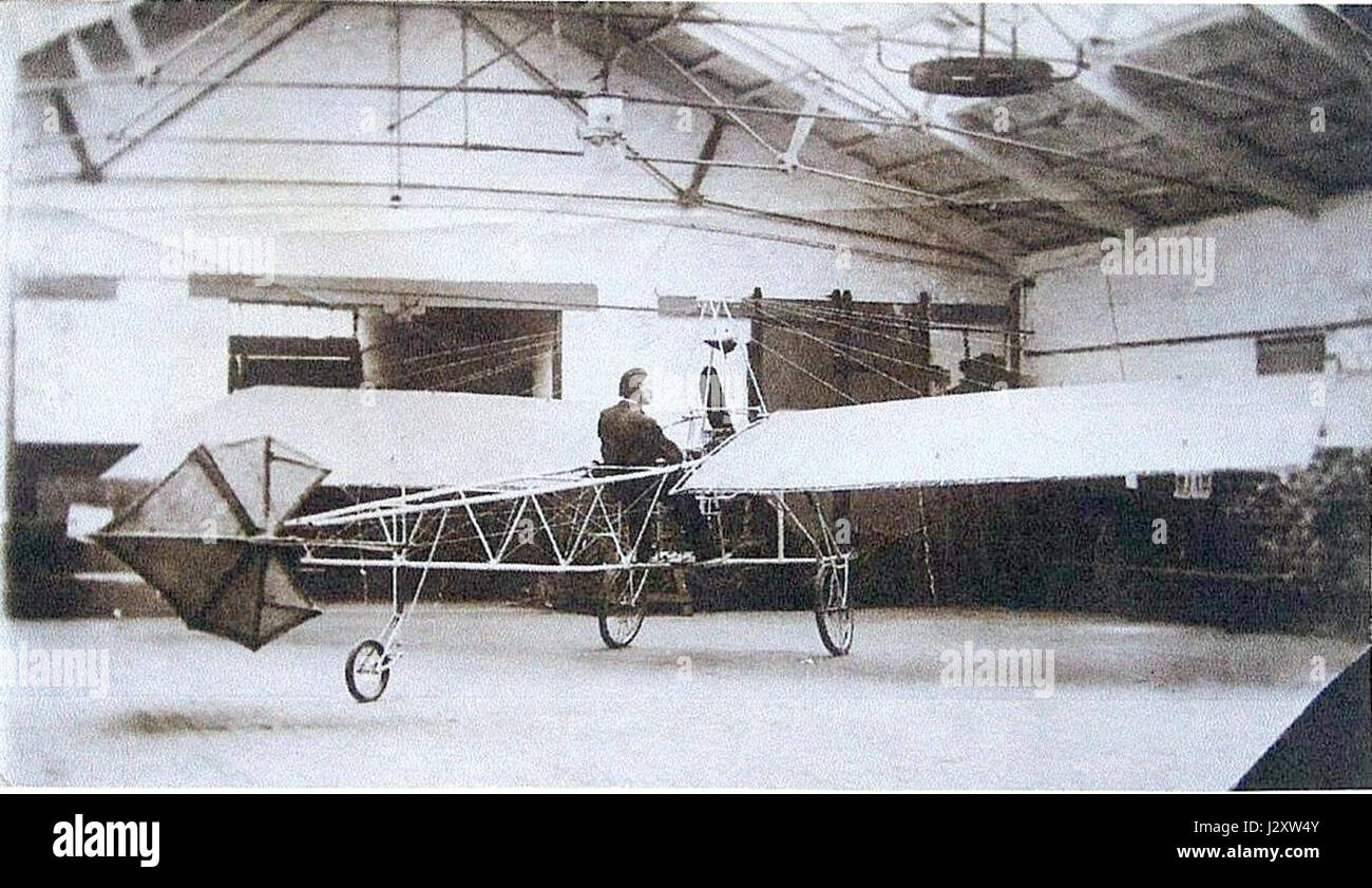 Questa immagine raffigura Baird su un monoplano, catturando un momento nella storia dell'aviazione. Baird è stato coinvolto in sforzi pionieristici durante i primi giorni di volo, contribuendo allo sviluppo della tecnologia aeronautica. Foto Stock