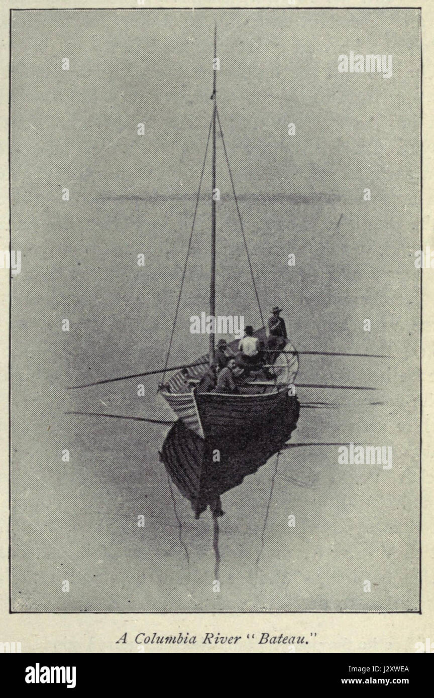 Questa immagine del 1887 mostra una barca sul fiume Columbia vicino a Golden, British Columbia. Il fiume è stato a lungo un percorso di trasporto vitale nella regione e la barca funge da rappresentazione dell'uso storico dei corsi d'acqua per il commercio e i viaggi. La foto cattura la bellezza naturale del fiume e dei paesaggi circostanti, evidenziando il ruolo del trasporto via acqua nello sviluppo dei Columbiaâ britannici. Foto Stock