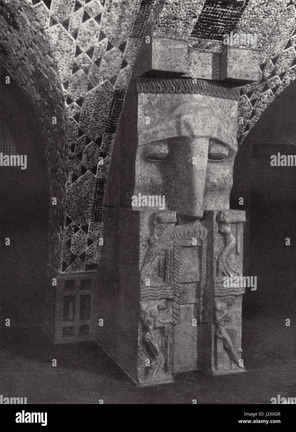 Berlin Weinhaus Rheingold, conosciuta per il suo Steinsaal (Stone Hall) e GewÃ¶lbepfeiler (pilastri a volta), è una storica azienda vinicola di Berlino. Rappresenta il patrimonio culturale e architettonico della città, mettendo in mostra un design intricato e un artigianato tradizionale nella sua struttura. Foto Stock