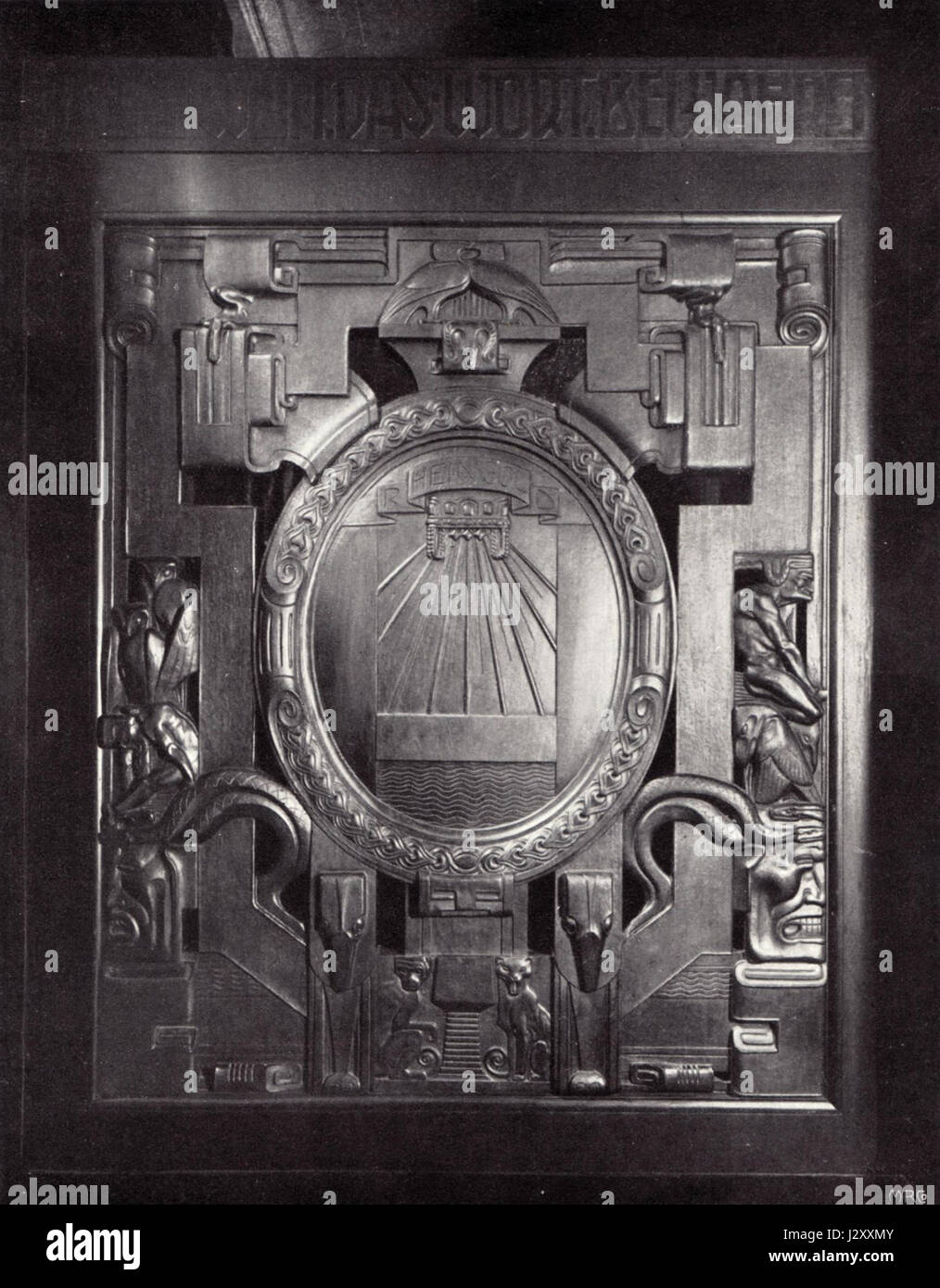 Il Weinhaus Rheingold di Berlino ospita il Pfeilersaal, una sala storica nota per i suoi caratteristici pannelli in legno e la sua associazione con la cultura vinicola di Berlino del XIX secolo. Foto Stock