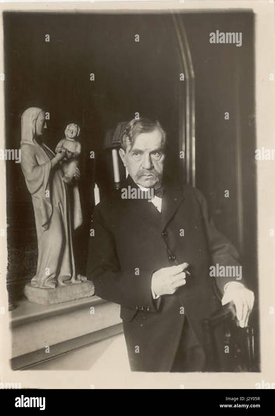 Bourget Paul è stato uno scrittore e critico letterario francese noto per le sue opere sulla filosofia, la poesia e le arti I suoi contributi alla letteratura francese durante la fine del XIX e l'inizio del XX secolo continuano a influenzare gli studi letterari moderni. Foto Stock