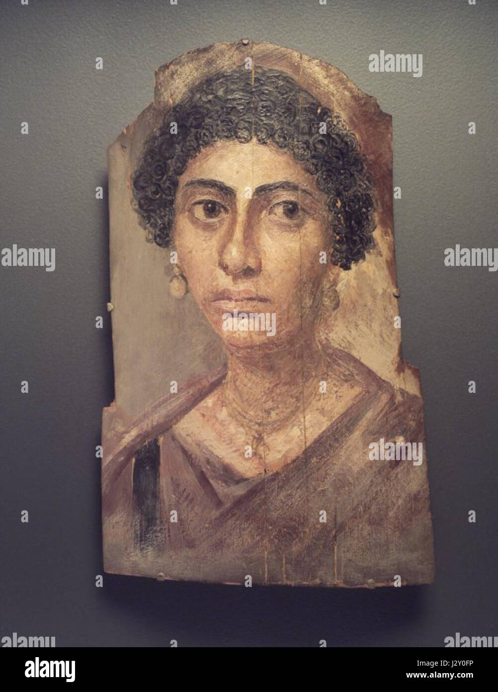 Questo ritratto funerario di una donna del Brooklyn Museum è un esempio di ritrattistica romana, tipicamente utilizzata per commemorare gli individui deceduti. Lo stile e i dettagli del ritratto riflettono le pratiche artistiche romane durante il periodo imperiale. Foto Stock