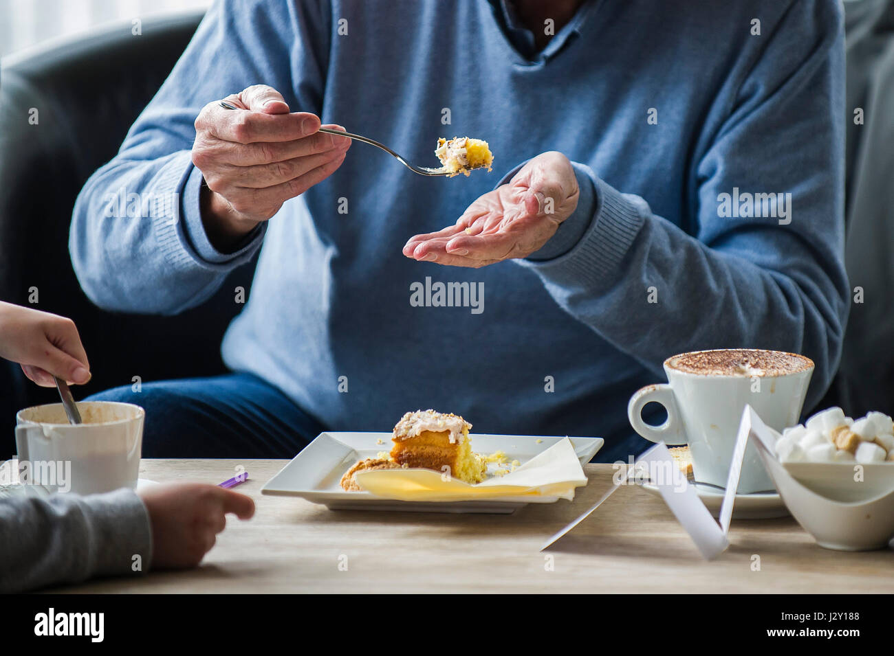 Ristorante interno torta mangiando snack trattare indulgenza cliente godendo il piacere di mangiare Foto Stock