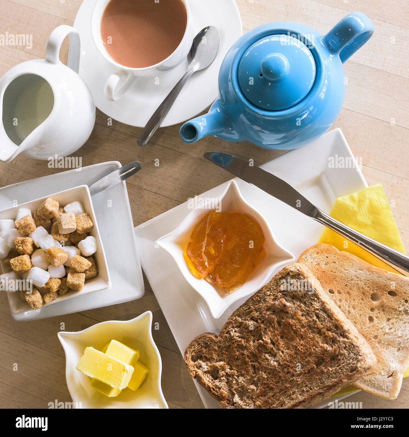 Piatti per la colazione tè toast e marmellata fette biscottate teiera stoviglie pasto mattutino; ristorante Cafe vista aerea Foto Stock