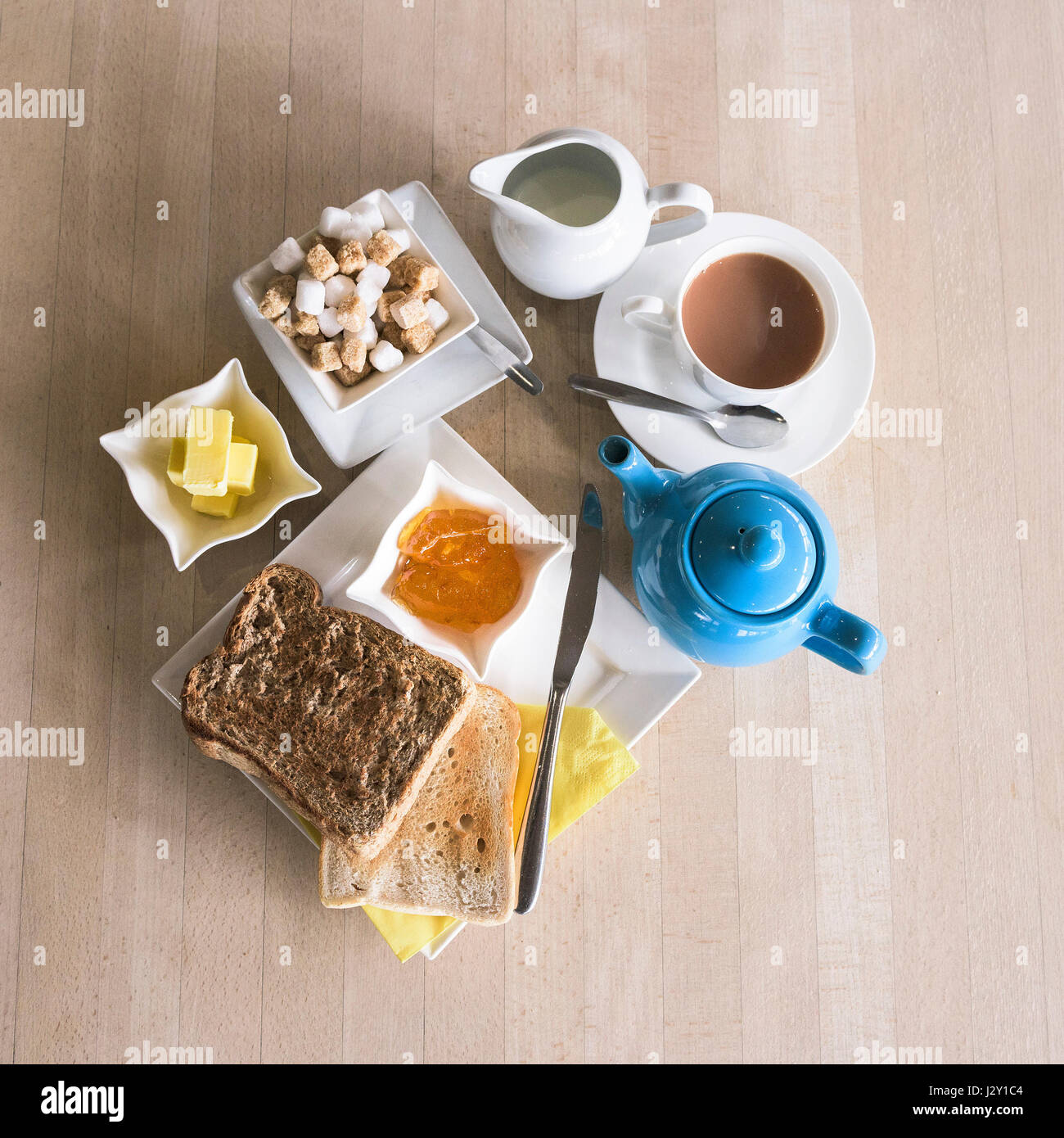 Piatti per la colazione tè toast e marmellata fette biscottate teiera stoviglie pasto mattutino; ristorante Cafe vista aerea Foto Stock